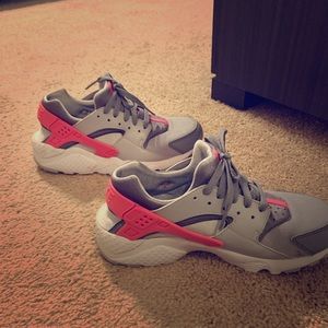 Nike huaraches. 6.5y= women’s 7. Gently used.